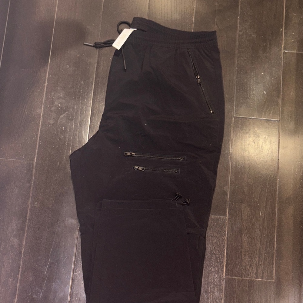 ALO Black Men's Zip-Pocket Tech Jogger Pants